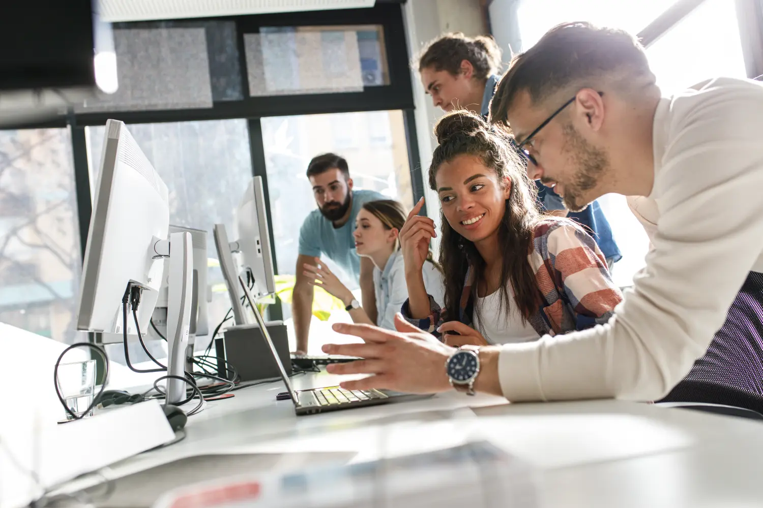 Bir grup ekip çalışanı ve programcı yeni bir projeye başlıyor.
